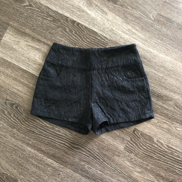 Pants - High waisted black short